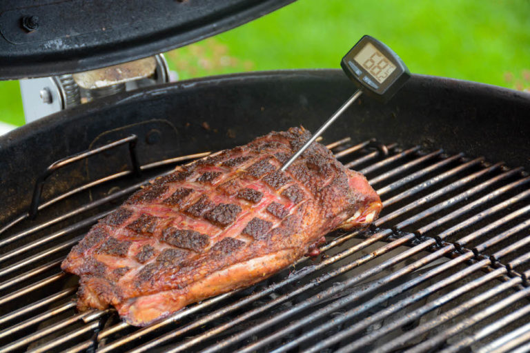 Knusprige Gänsebrust vom Grill beim Hochziehen auf die Kerntemperatur mit einem Digitalen Grillthermometer