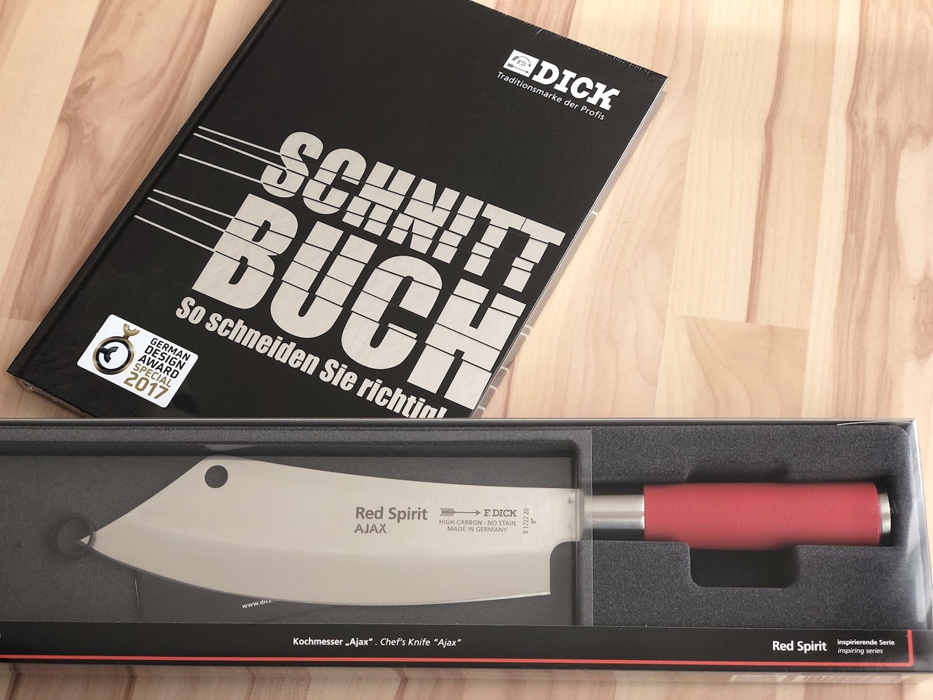 Gewinne ein Ajax Messer aus der Red Spirit Serie , sowie ein Schnittbuch! 