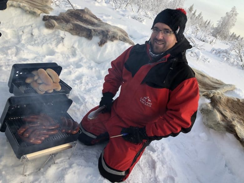 Wir haben mit dem Weber Go Anywhere Rentier-Hotdogs in der Wildnis von Lappland gegrillt 