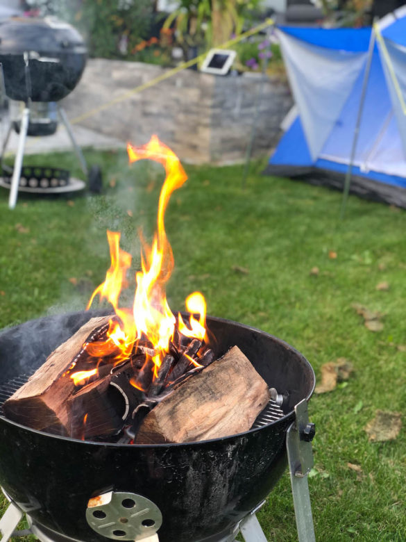 Lagerfeuer im Garten mit Zelten