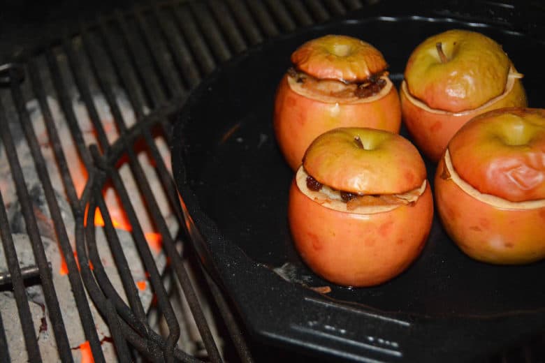 Bratäpfel mit Füllung am Grill garen