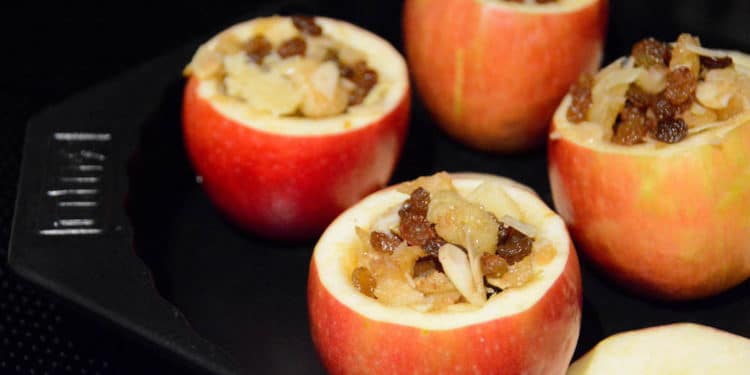 Leckere Bratäpfel vom Grill mit Vanillesauce