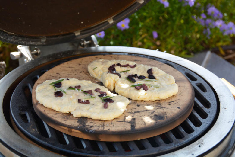 Saftiges Fladenbrot mit Joghurt am Monolith Grill gebacken