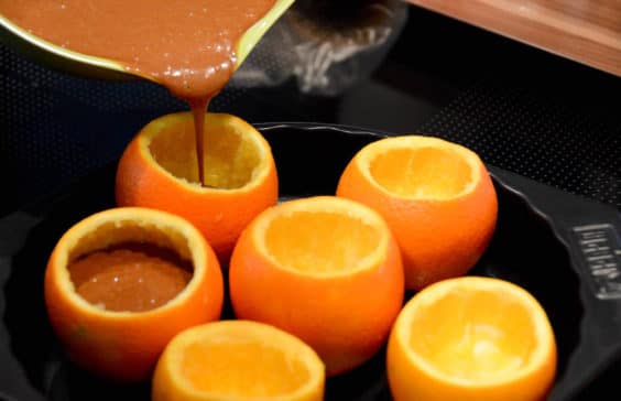 Schokokuchen : Teigmasse in die Orangenschale füllen
