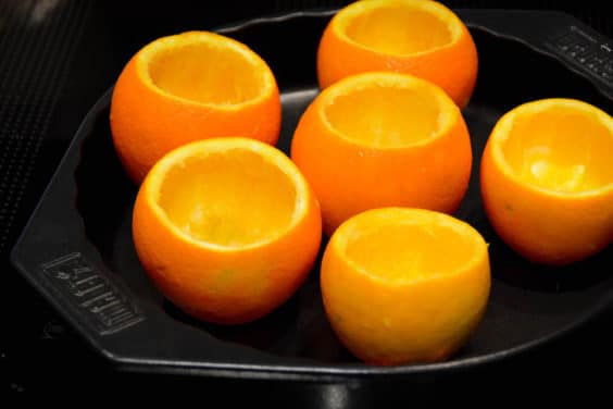 Orangen aushöhlen für den Schokokuchen vom Grill