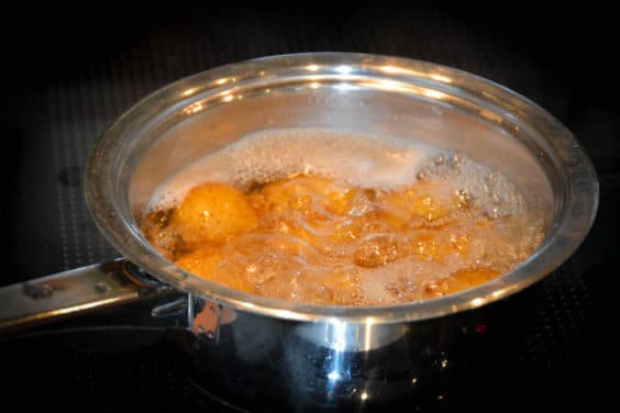 Kartoffeln kochen für die Zubereitung von Smashed Potatoes / Stampfkartoffeln
