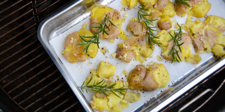 Smashed Potatoes Rezept vom Grill - Aufgetischt.net