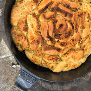 Zupfbrot Blume aus dem Dutch Oven servierfertig