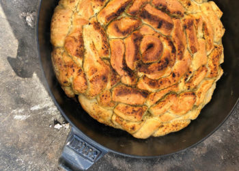 Zupfbrot Blume aus dem Dutch Oven servierfertig