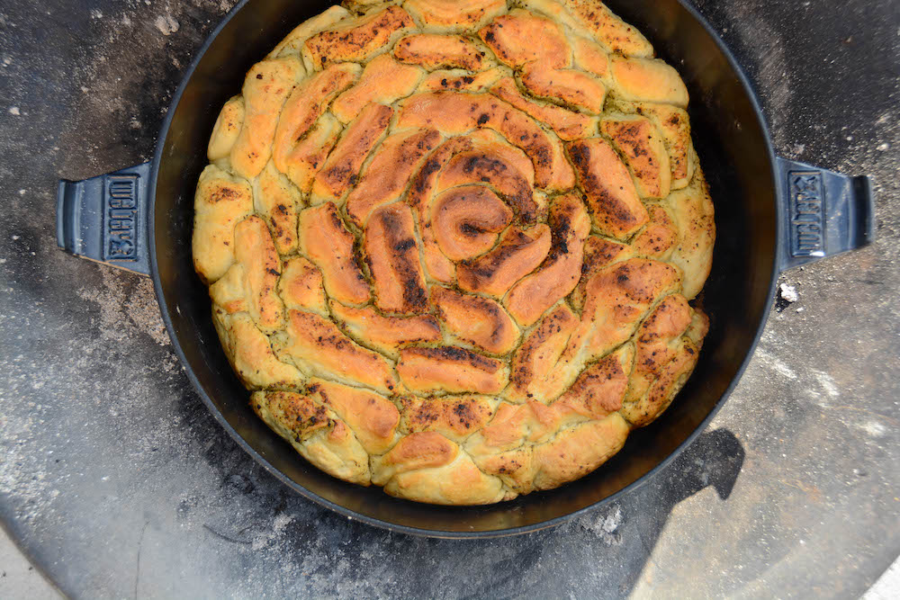 Würzige Zupfbrot Blume aus dem Dutch Oven