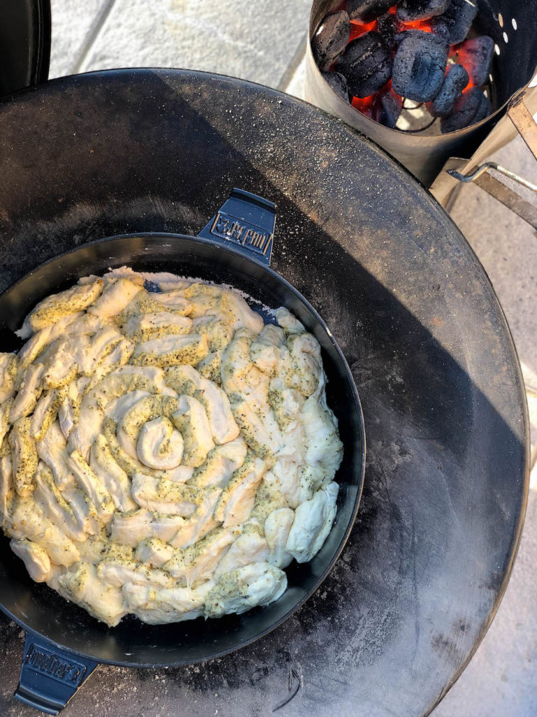 Würzige Zupfbrot Blume aus dem Dutch Oven