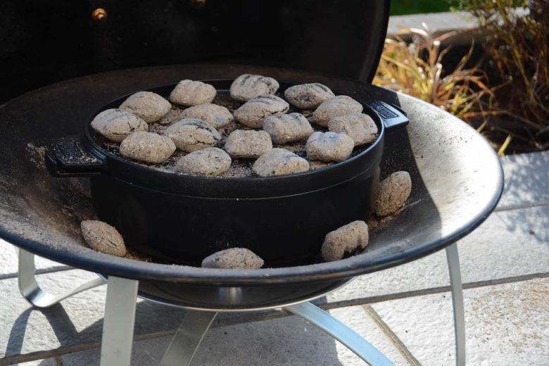 Die Zupfbrot Blume aus dem Dutch Oven beim Backen