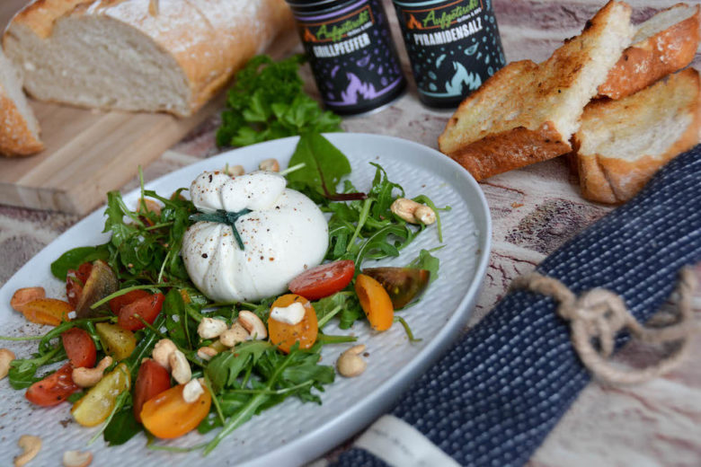 Frischer Burrata auf Tomatensalat mit geröstetem Toskanawecken 