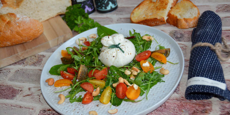Burrata mit Tomatensalat und Nüssen - burrata tomatensalat 06 - 1 Burrata mit Tomatensalat als Vorspeise