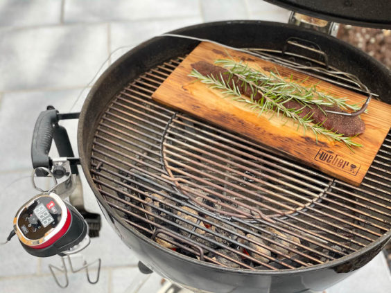 Rehrücken auf der Holzplanke mit Grillthermometer