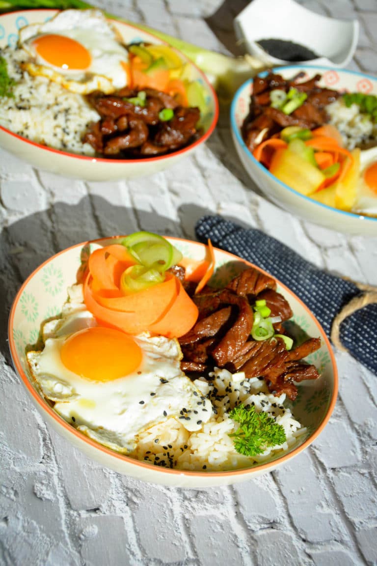 Servierfertige Bulgogi Bowl mit Spiegelei, Gemüse und Sesam