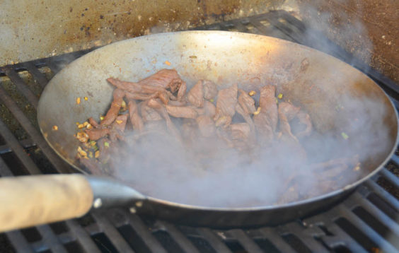 Das Rindfleisch für die Bulgogi Bowl im WOK anbraten