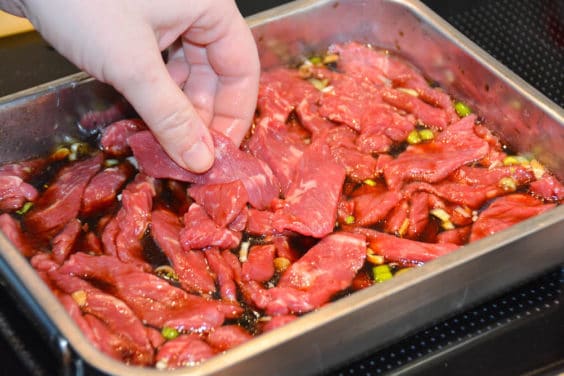Bulgogi Zubereitung - Das Rindfleisch vorab gut marinieren