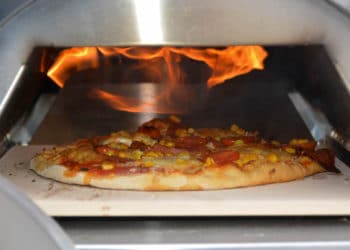 Pizza backen im Pizzaofen Nero von Burnhard