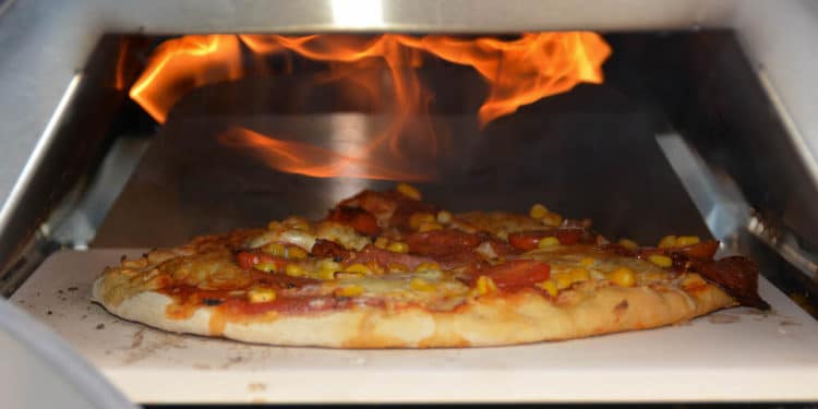Pizza backen im Pizzaofen Nero von Burnhard