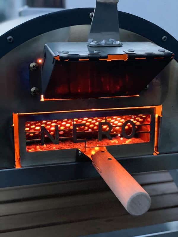 Der Outdoor Pizzaofen Nero von BURNHARD