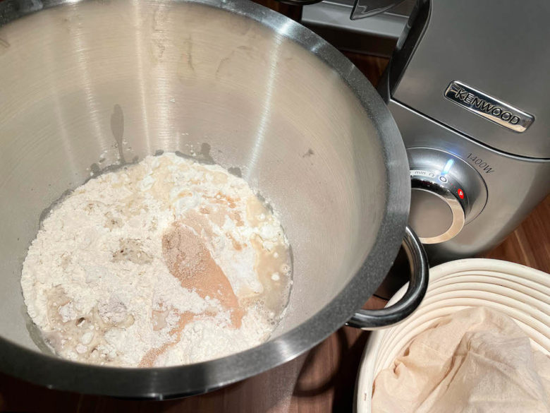 Weizenbrot aus dem Dutch Oven vorbereiten