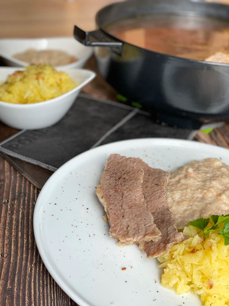 Zarter Tafelspitz mit Semmelkren und Kartoffelsterz aus dem Dutch Oven