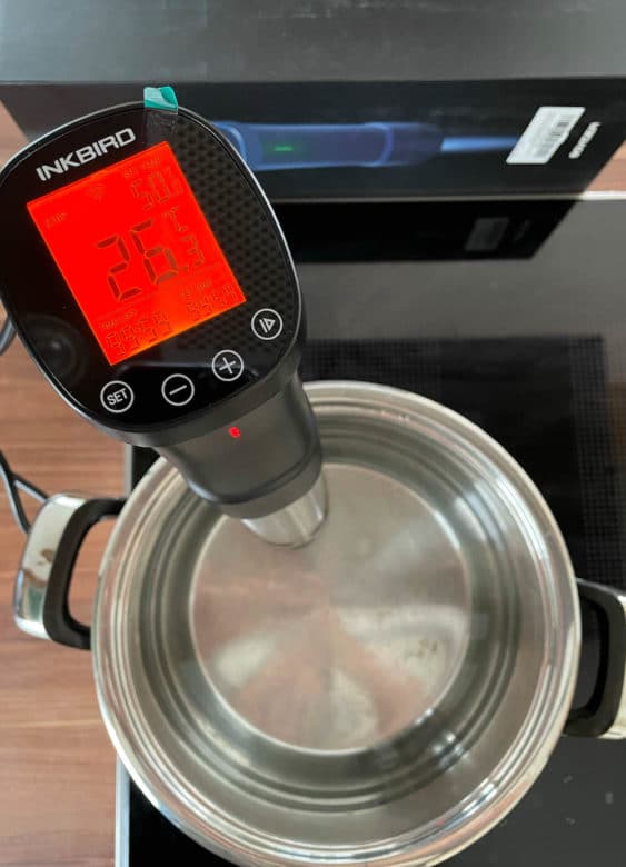 Den Sous Vide Stick von Inkbird in den Topf geben und entsprechend programmieren