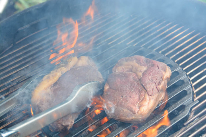 Die Steaks vorab mit dem Inkbird Sous Vide Stick ISV 200W gegart und jetzt ab damit auf den Grill