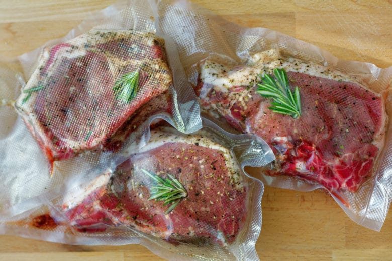 Steaks vakuumiert als Vorbereitung fürs Sous Vide Garen