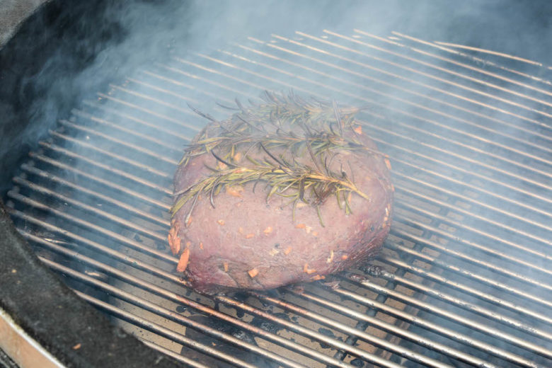 Whiskybraten mit Rosmarinzweigen im Mesquite Rauch