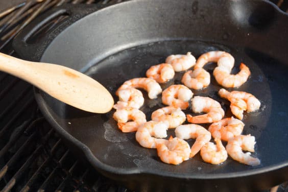 Shrimps in der Feuerpfanne für die spanische Paella