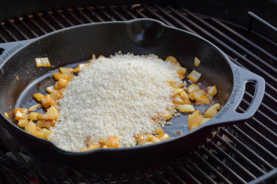 Risottoreis für eine cremige Paella aus dem Dutch Oven