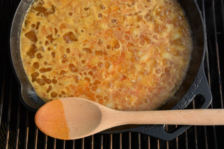 Die spanische Paella im Dutch Oven köcheln lassen