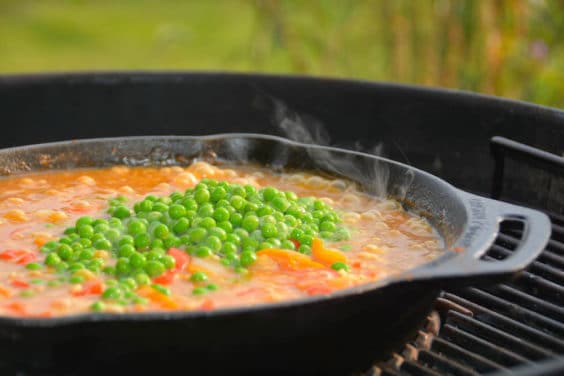 Paprika & Erbsen zur Paella hinzufügen