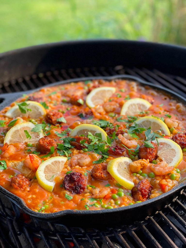 Spanische Paella mit Huhn, Shrimps und Chorizo