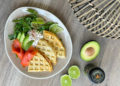 Frische Kräuterwaffeln vom Grill mit Wildlachs & Avocado