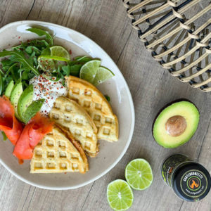 Frische Kräuterwaffeln vom Grill mit Wildlachs & Avocado