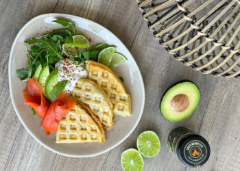 Frische Kräuterwaffeln vom Grill mit Wildlachs & Avocado