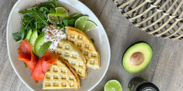 Frische Kräuterwaffeln vom Grill mit Wildlachs & Avocado