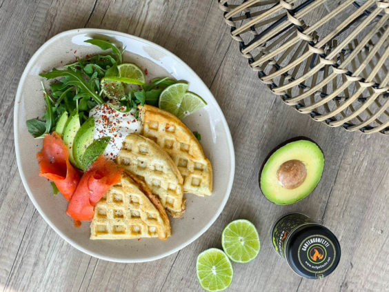 Frische Kräuterwaffeln vom Grill mit Wildlachs & Avocado