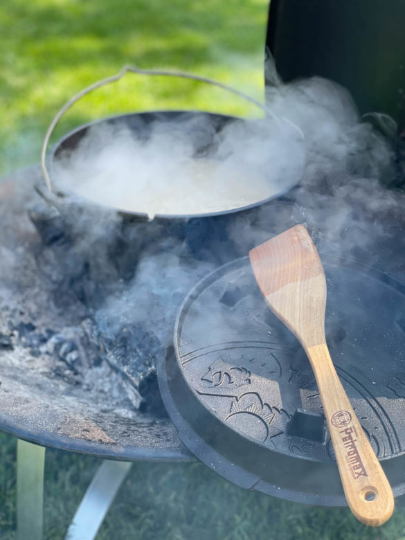 Das Risotto köchelt im Dutch Oven