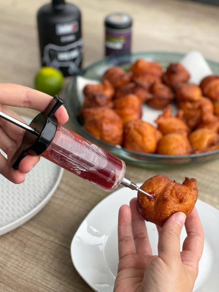 Die Topfenbällchen mit Gin Marmelade füllen