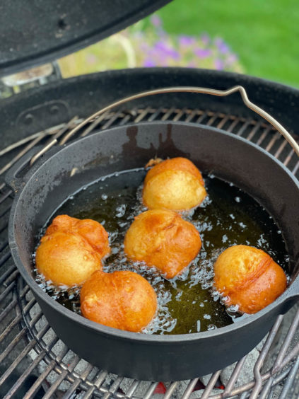 Goldbraune Gin Topfenbällchen aus dem Dutch Oven