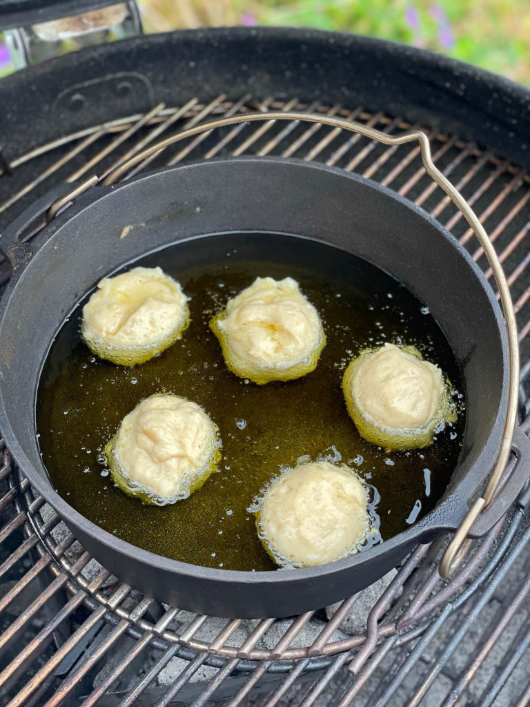 Topfenbällchen im Dutch Oven goldbraun backen