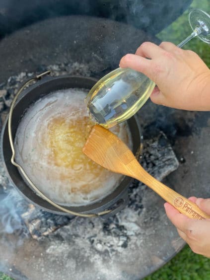 Pilzrisotto mit Weißwein ablöschen