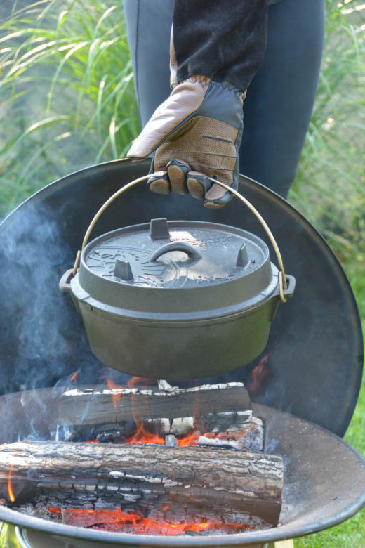 Grillhandschuh von Rohleder im Einsatz beim heißen Dutch Oven