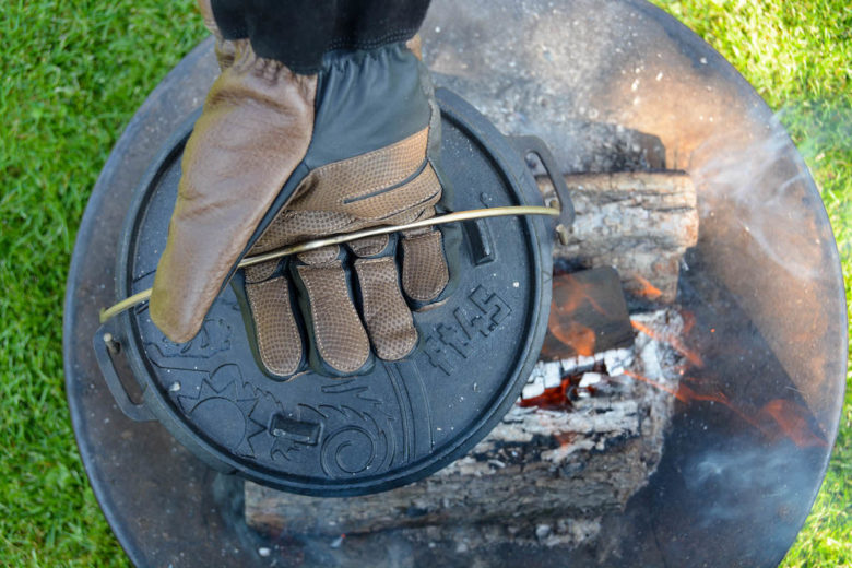 Perfekter Griff mit den Grillhandschuhe von Rohleder