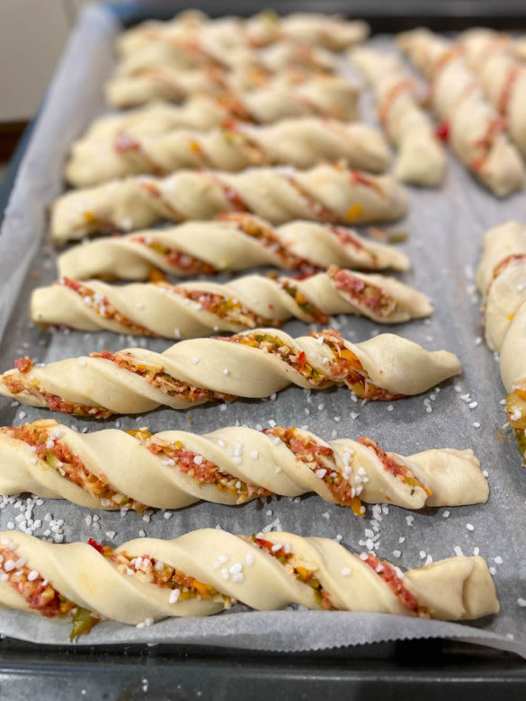 Pikant gefüllte Pizzastangerl - schnelles und leckeres Fingerfood