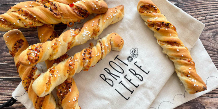 Schnelle Pizzastangerl als perfektes Fingerfood - pizzastangerl snack 06 - 1 Pikante Pizzastangerl als perfektes Fingerfood